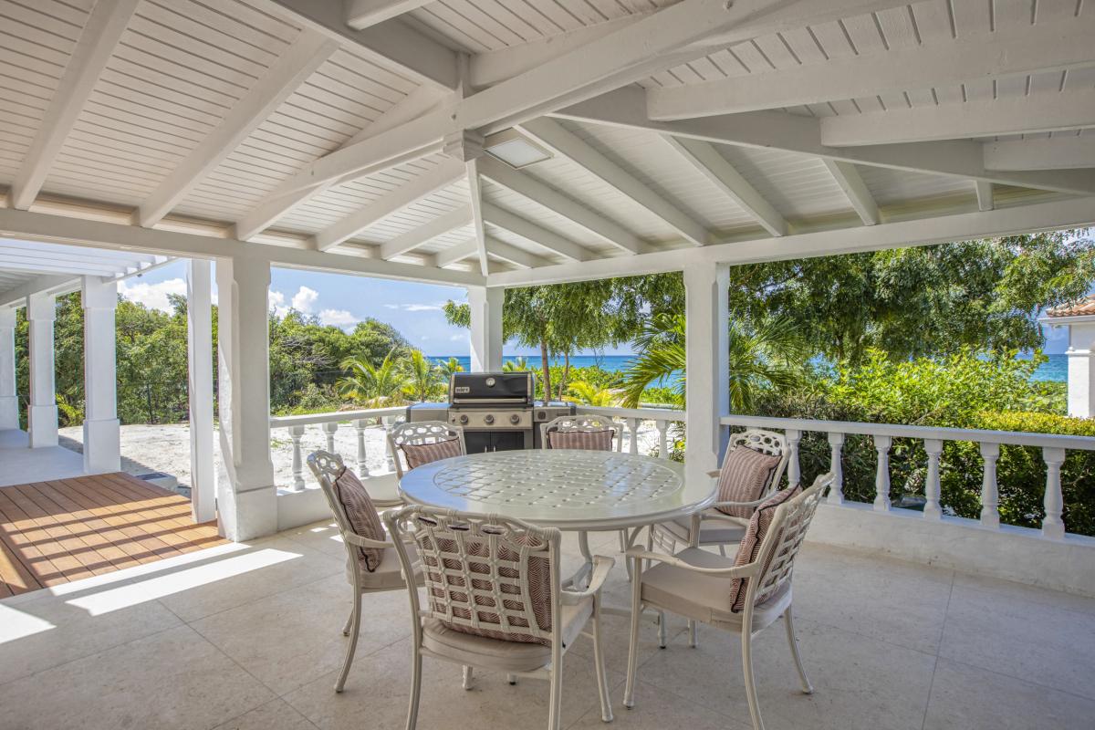 16 Location villa Terres Basses Saint Martin_table exterieure